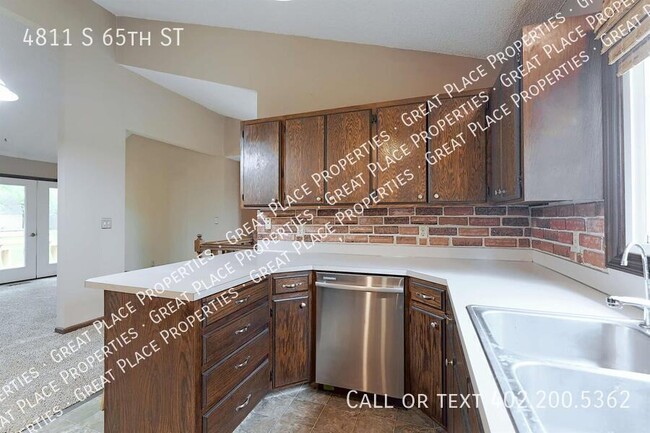 Building Photo - 4811 S 65th St