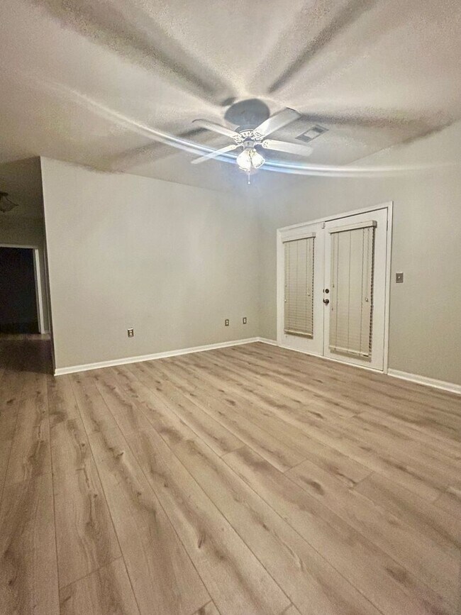 Building Photo - 3 Bedroom/ 2 Bathroom Condo Available in August!