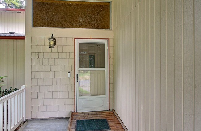 Building Photo - Bright 3 Bedroom 2 Bath Home in Pinebrook! Stainless Appliance Package