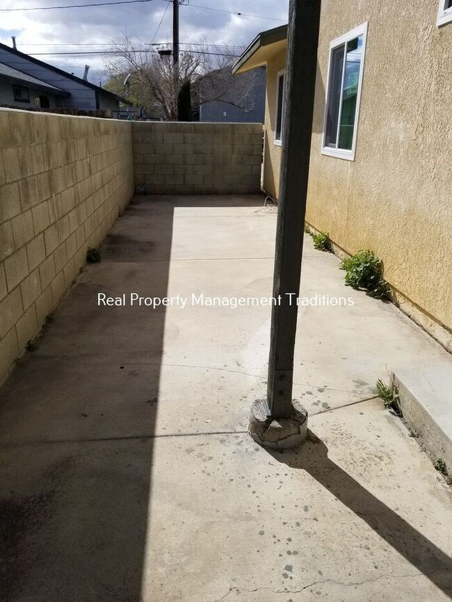 Building Photo - Upgraded 3 + 1 Apartment in Rosamond