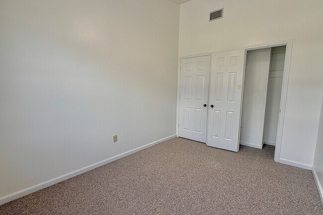 Building Photo - AVAILABLE END OF AUGUST 2026! (No pets preferred)