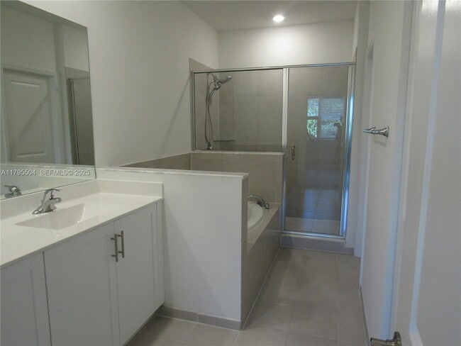 Building Photo - 1414 SE 26th Ter