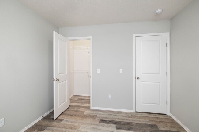 Building Photo - 3 bedroom duplex with a fully fenced yard-Westbury Gardens!