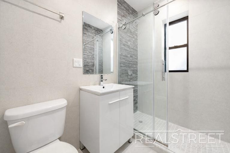 Building Photo - Modern 2 Bed w Full Amenities + Dishwasher/Laundry/Garden