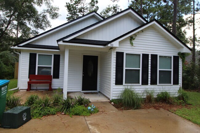 Building Photo - 3 Bedroom in Magnolia Gardens Available Now!