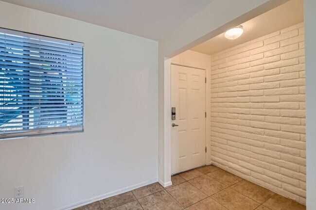 Building Photo - Luxury and Resort like Living at Scottsdale Park Place!!!  Tile throughout, light, bright and Pri...