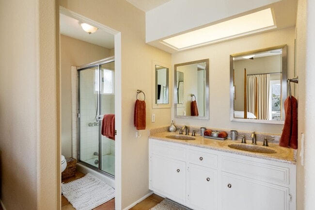 Building Photo - Movie Colony Oasis - Peaceful, Walk to Downtown (Monthly Only - No Long Term)