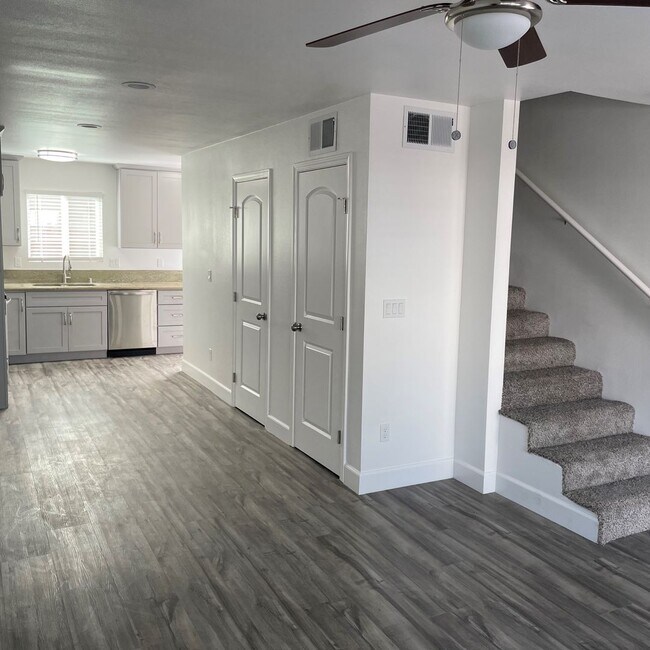 Building Photo - Beautiful appartment, 2/1.5 with AC  & Pri...