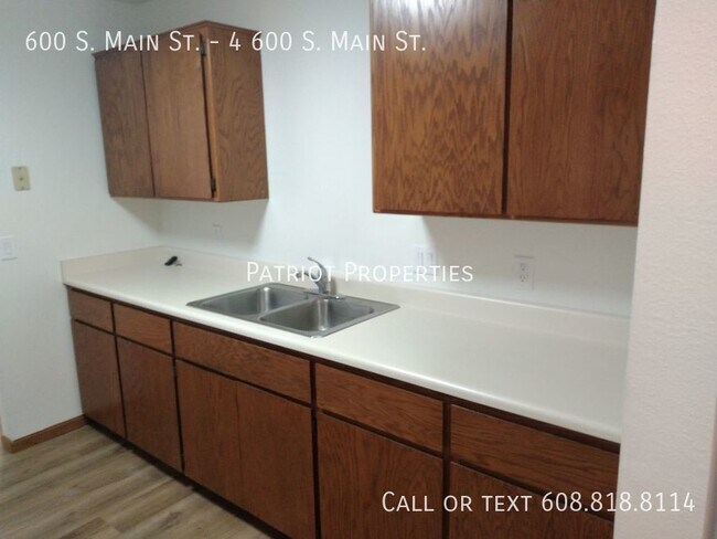 Building Photo - 2 bedroom/ 1 bath apartment in Deerfield, WI