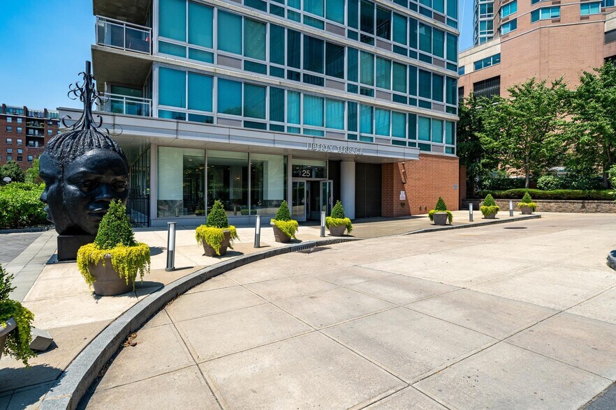 Building Photo - 25 Hudson St