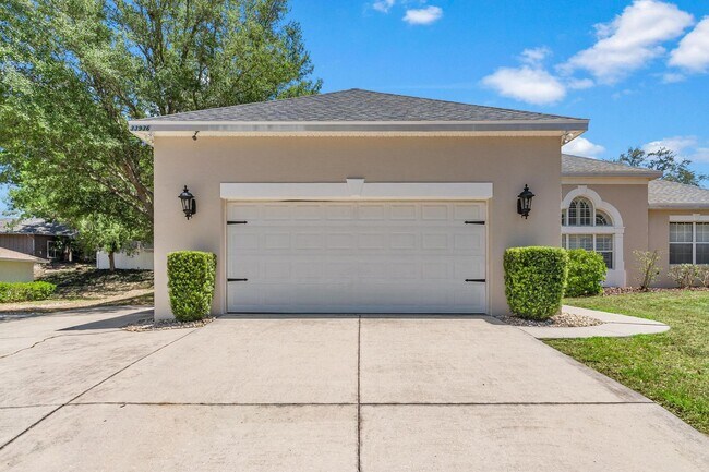 Building Photo - 3/2 w/ home office and 2 car garage