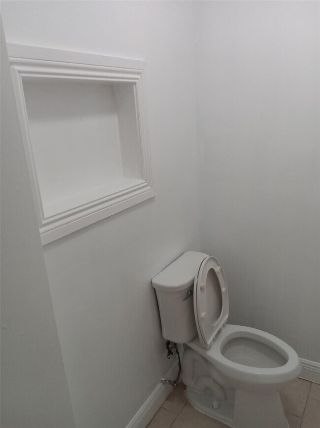 Building Photo - 120 NE 26th Ct