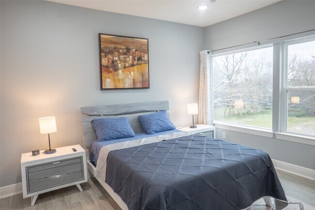 Building Photo - 2214 Des Chaumes St