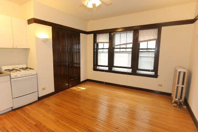 Building Photo - 821 W Waveland Ave