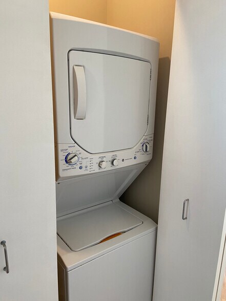 In unit washer/dryer - 1720 N Marshfield Ave