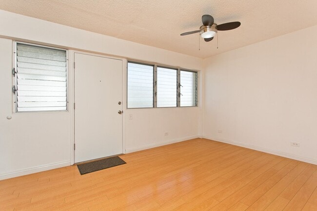 Building Photo - AVAILABLE NOW !!!!  Conveniently Located O...