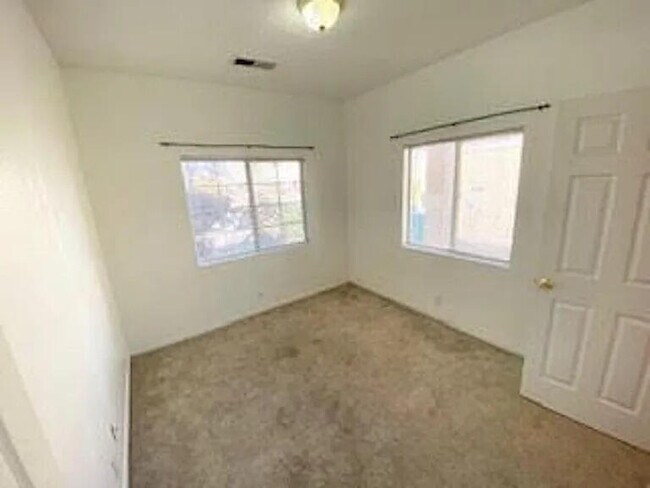 Building Photo - 7176 Husky Dr NE