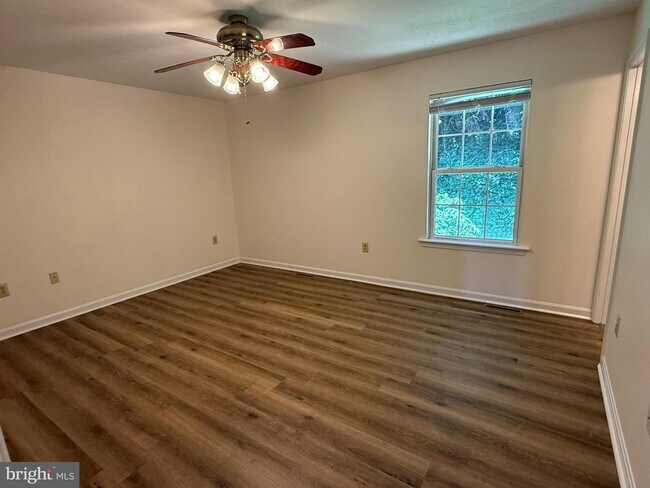 Building Photo - 1183 River Bend Ct
