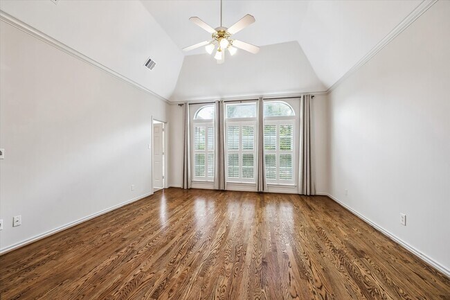 Building Photo - 1811 Devonshire Crescent