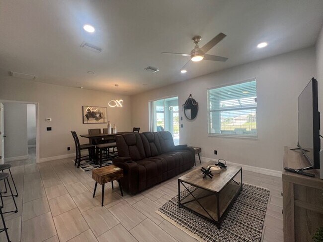 Building Photo - Stunning furnished Pool Home for Rent in N...