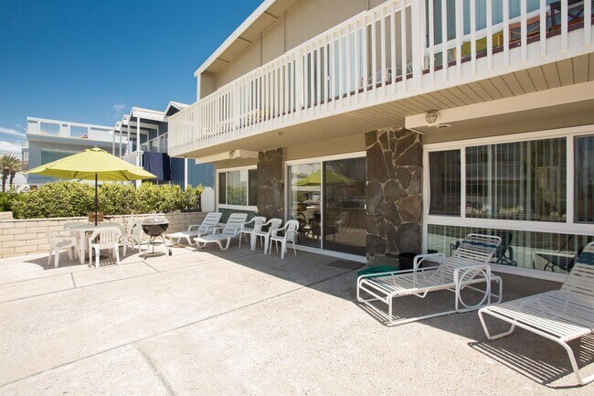 Building Photo - Winter 9 month lease! Partially Furnished 2 Bed 2, 1 Bath near the beach. No yearly leases