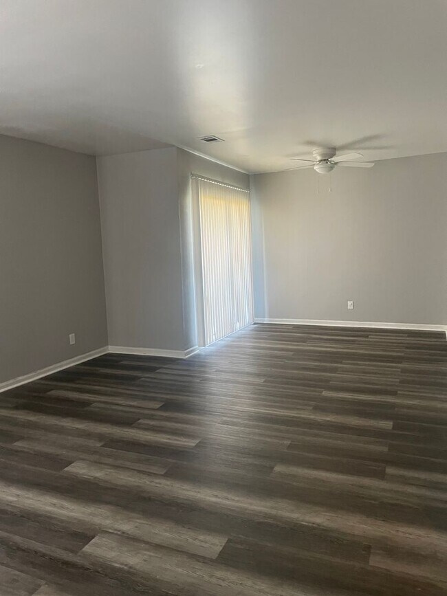 Building Photo - Remington On Rockville Living