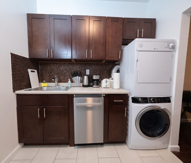 Building Photo - 5 W 101st St