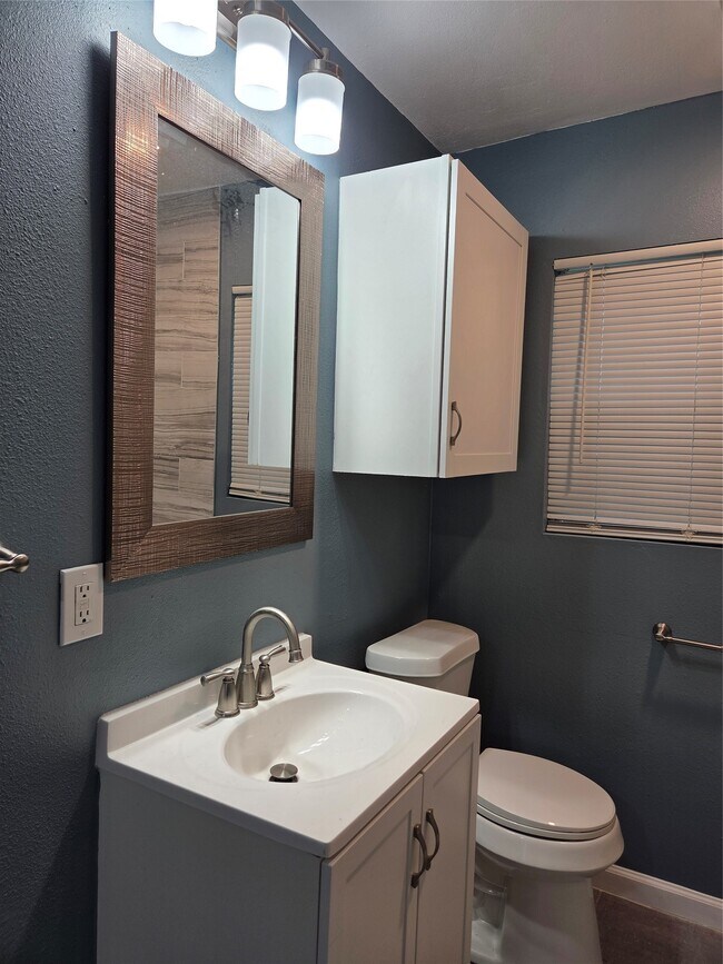 Building Photo - 619 13th St