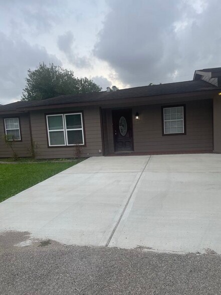 Primary Photo - 2413 9th Ave N