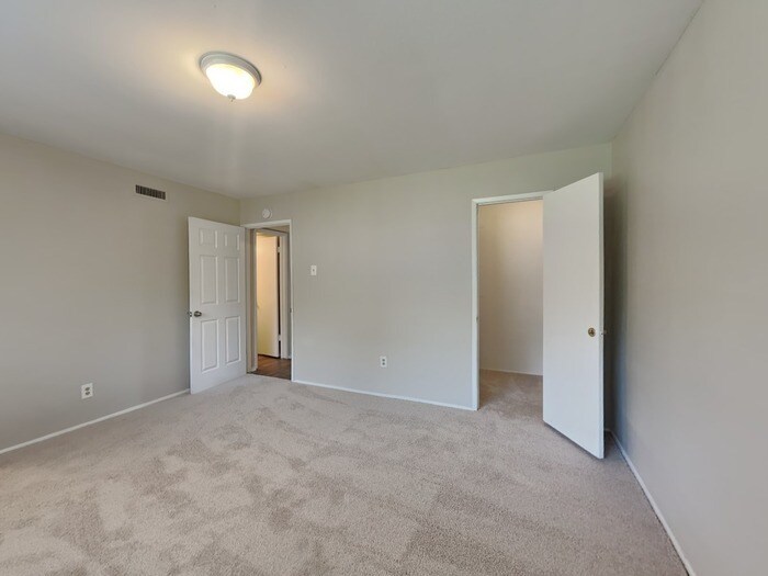 Building Photo - 116 Yorkshire Dr