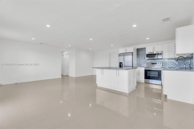 Building Photo - 5520 SW 91 Ave