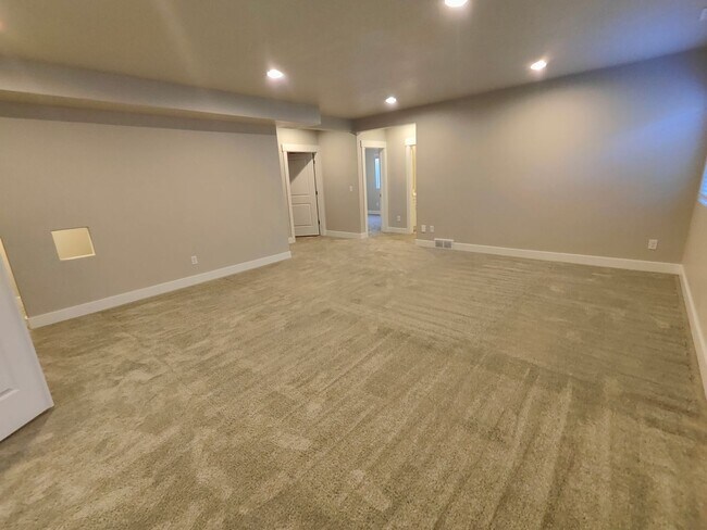 Building Photo - Spacious 6 Bed, 3.5 Bath Home in Clinton, UT
