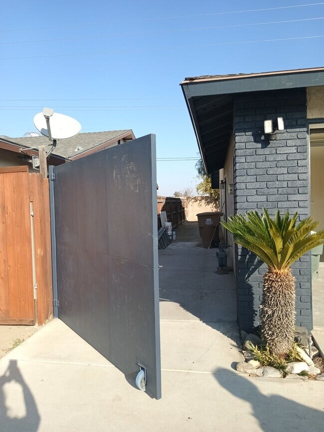 Building Photo - Stylish and Pet-Friendly 3-Bedroom Home in...