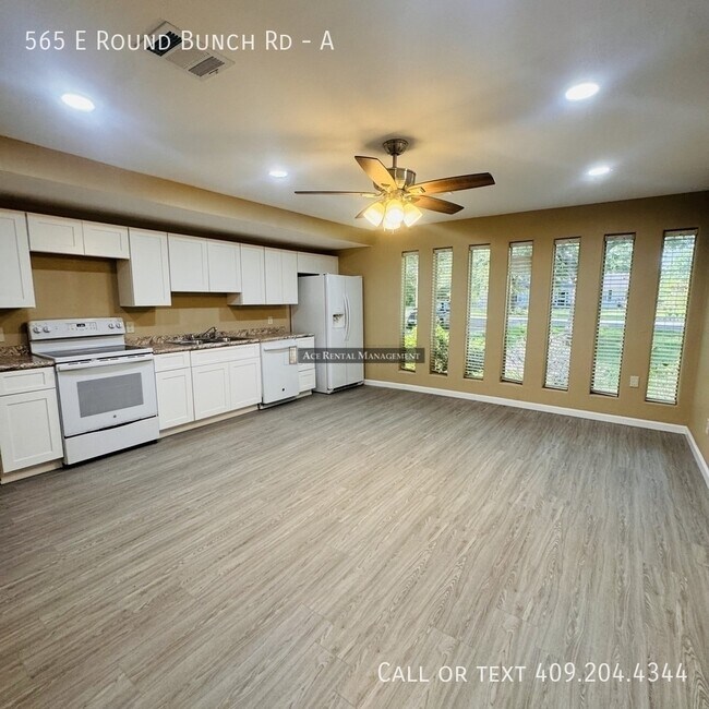 Building Photo - 565 E Roundbunch Rd