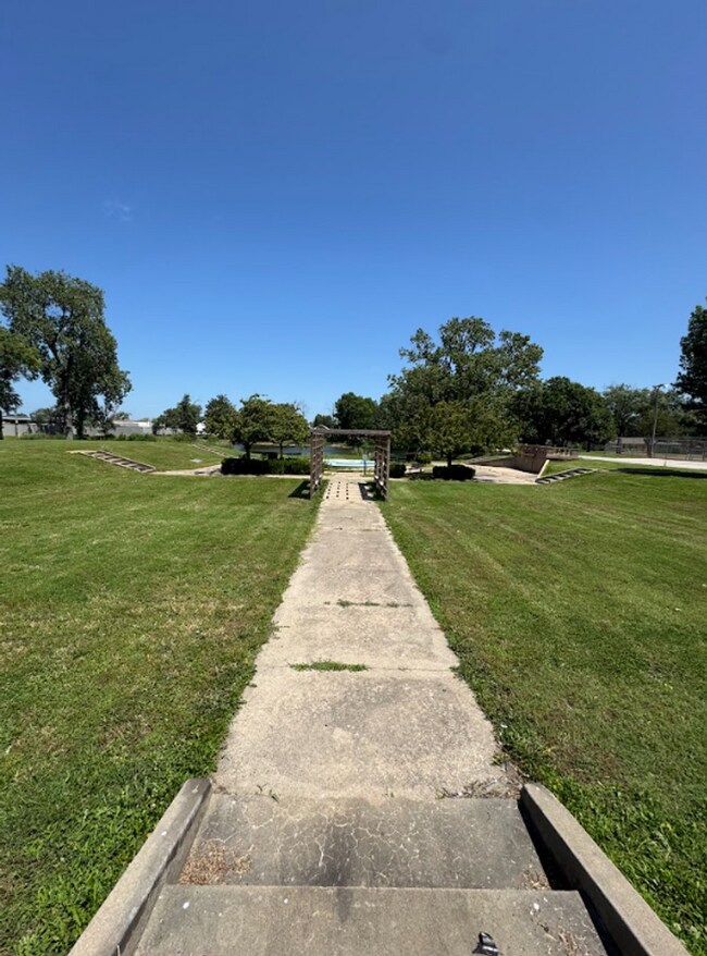 Building Photo - 4 Bed, 2 Bath Home - Apply Today!