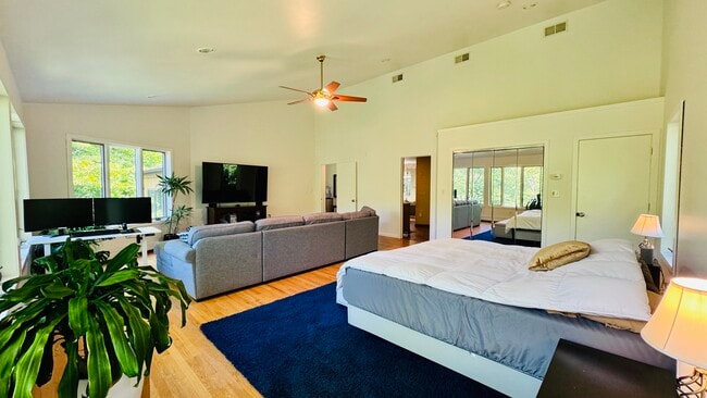 Building Photo - 96 Old Pascack Rd