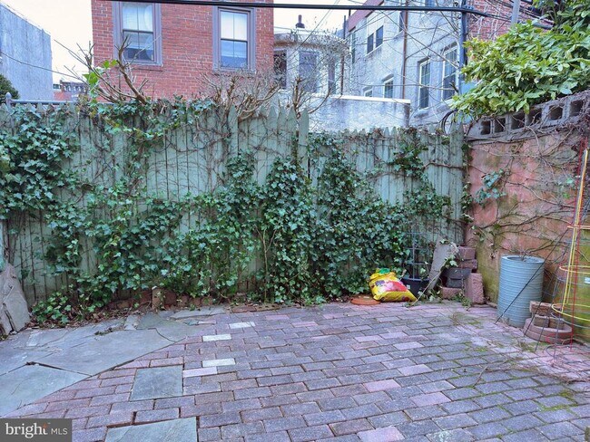 Building Photo - 1525 Montrose St