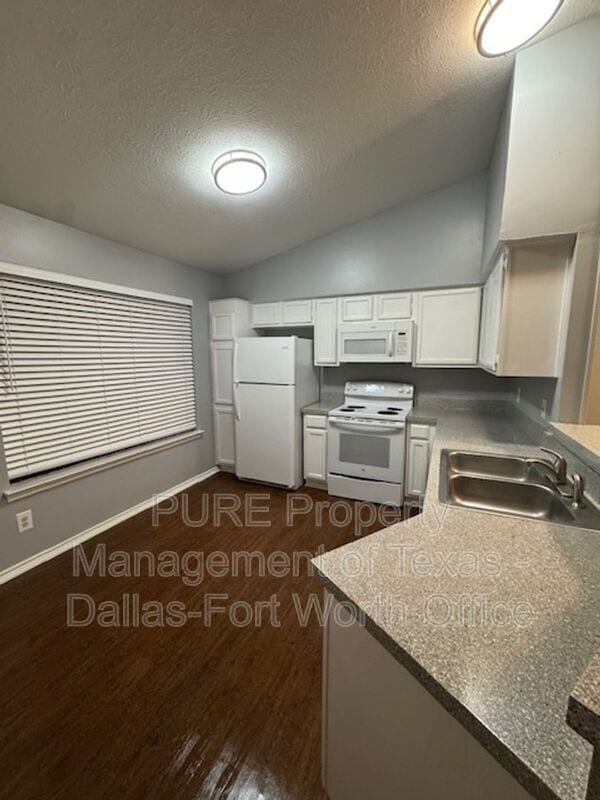 Building Photo - 810/203 Castleglen Drive