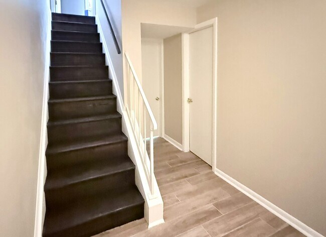 Building Photo - 9242 Woodcreek Ct