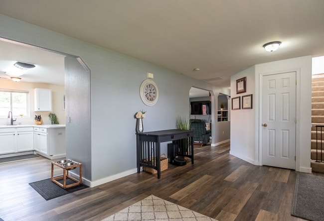 Building Photo - Large 4 Bedroom 2 Bathroom Pet Friendly Home