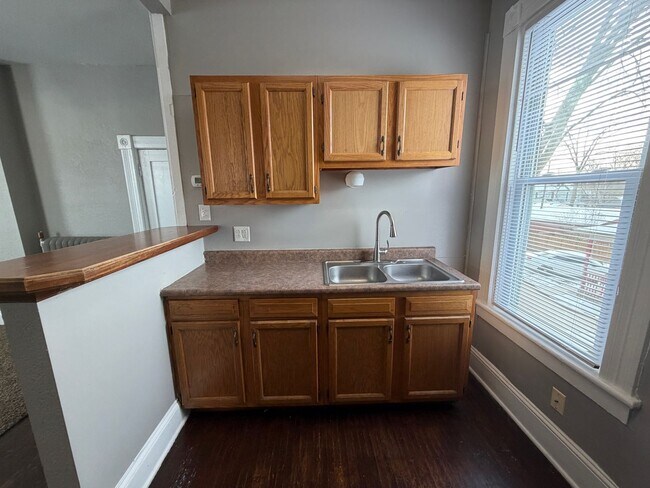 Building Photo - 203 W Dewald St