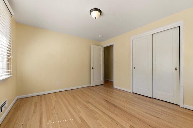 Building Photo - 2140 Robin Dr