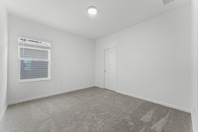 Building Photo - Solar panel Spacious 3 bedroom house with all appliances included.