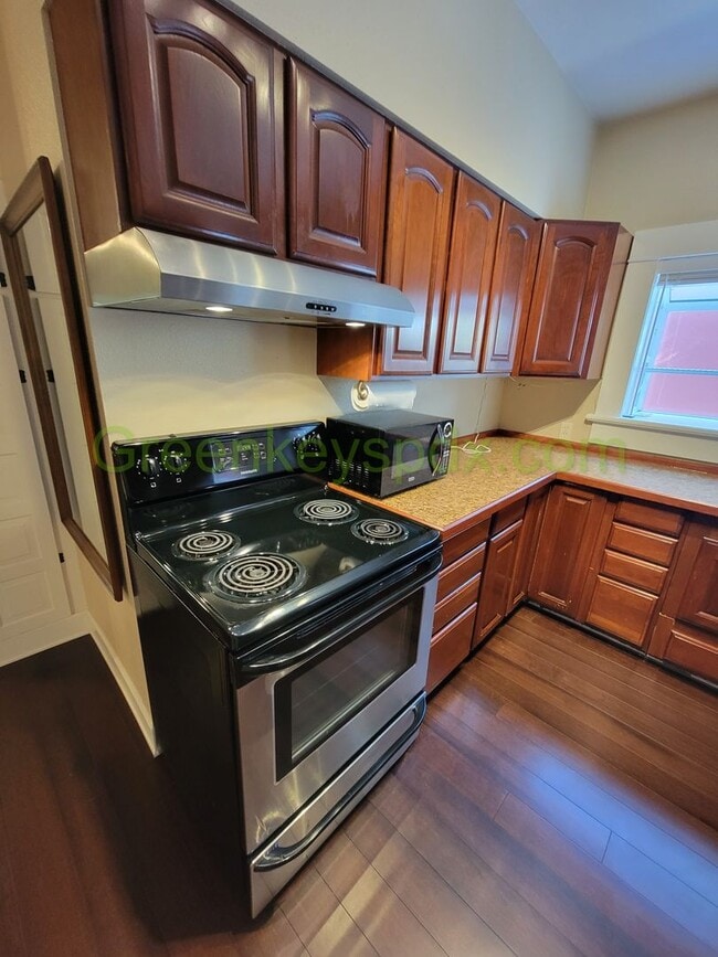 Building Photo - Amazing 1-Bedroom Unit in a Side-by-Side Duplex Near Hollywood District