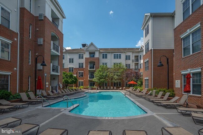 Building Photo - 300 W Elm St