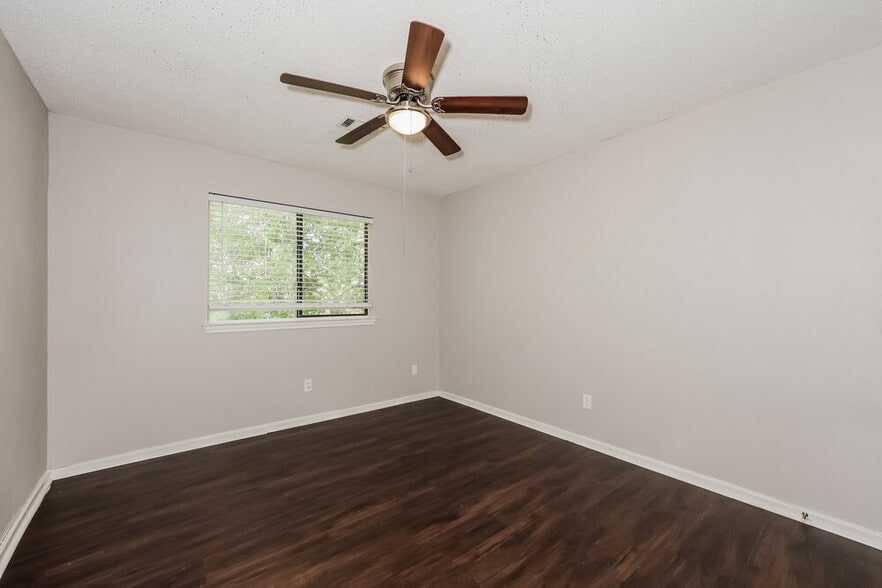 Building Photo - 657 Edgewood Dr