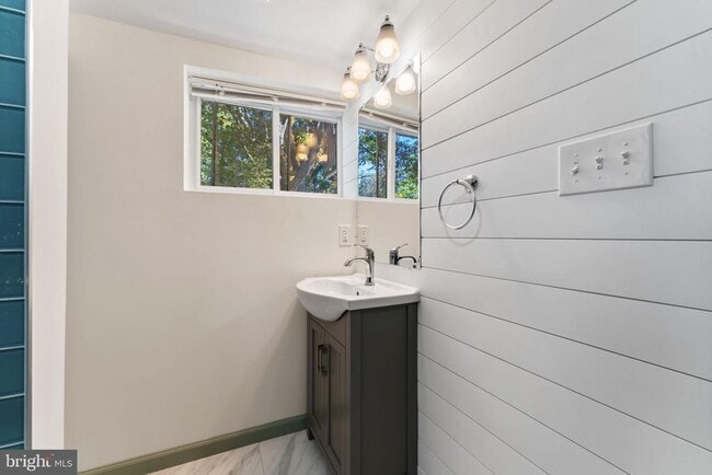 Building Photo - 6107 44th Ave