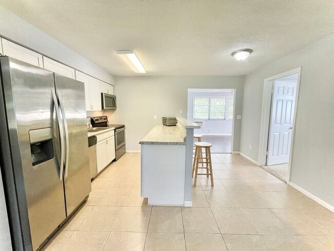 Building Photo - 3BR 1BA Annual Rental Available Now