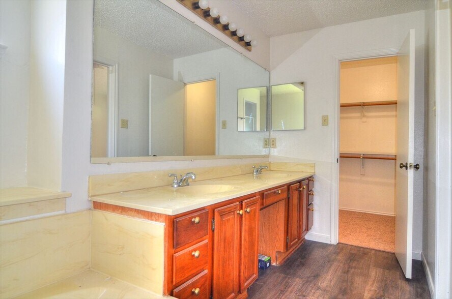 Building Photo - 8901 Greentree Dr