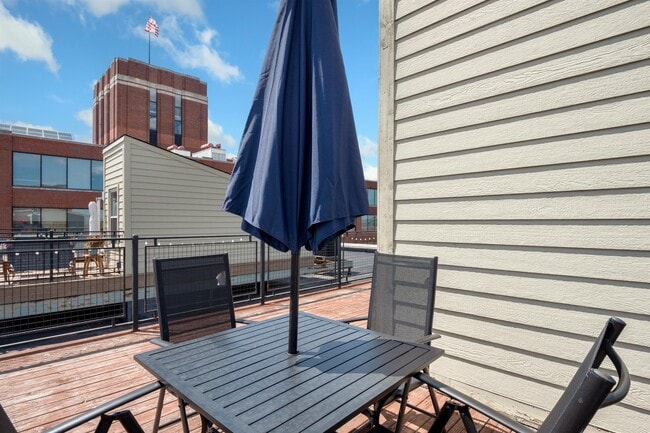 Building Photo - 200 River Pl Dr